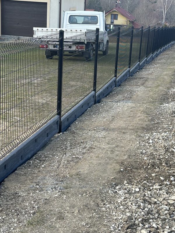 Realizacja - panel fi5 123cm czarny + podmurówka grafit deska